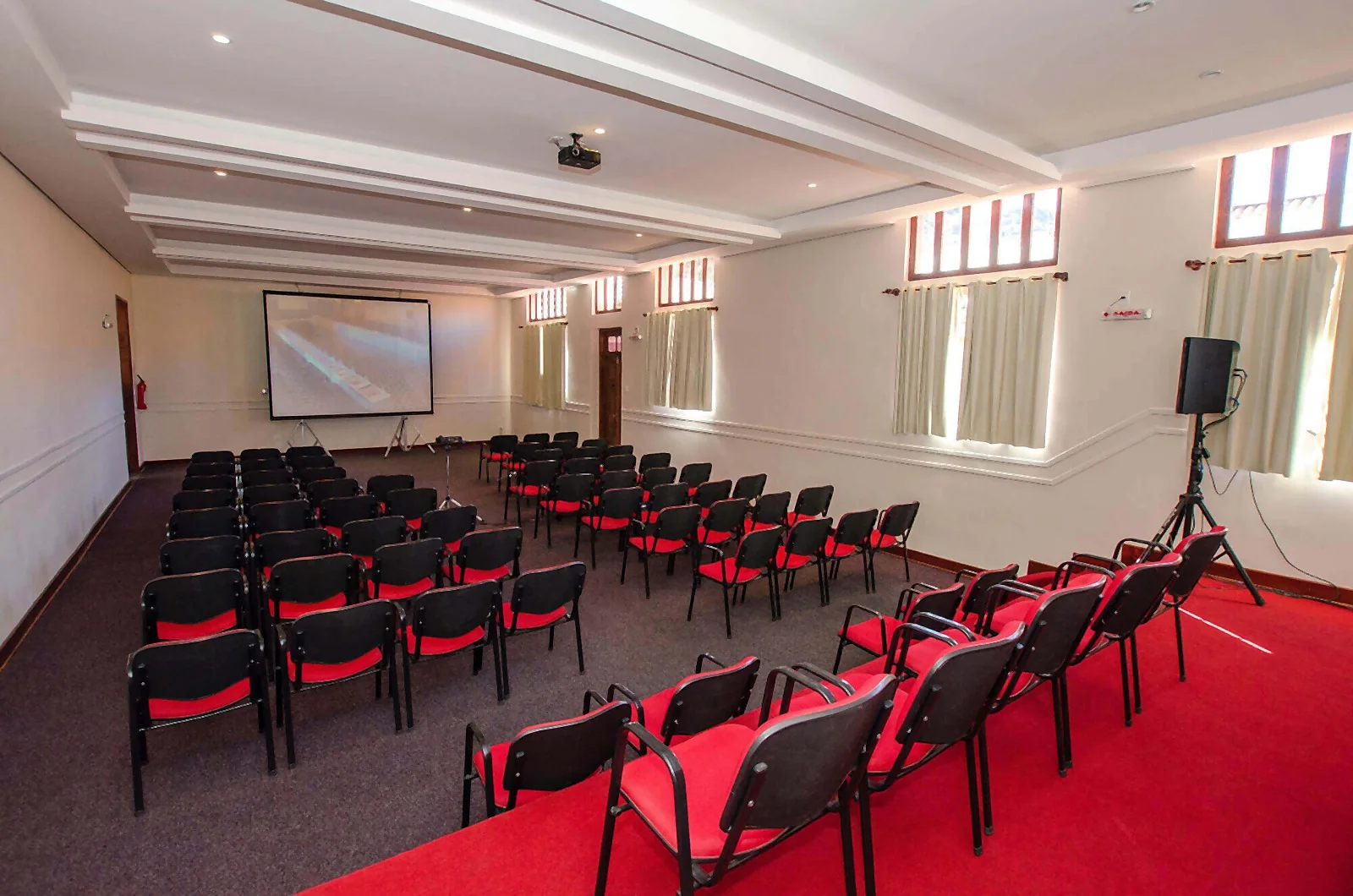 Auditório preparado para evento corporativo